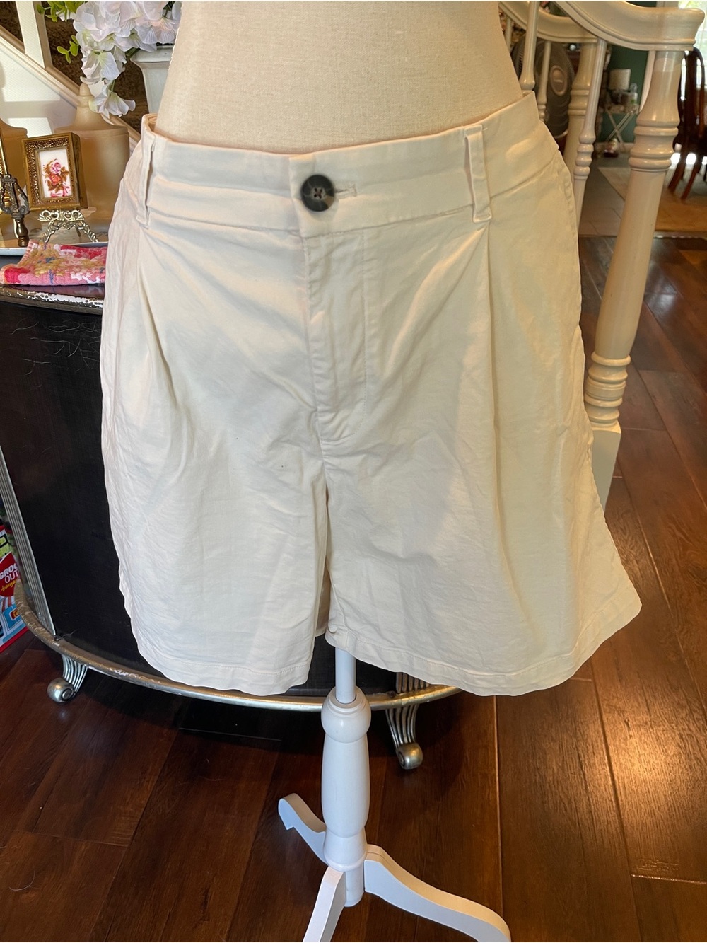 Everlane Cream Pleated Women’s Shorts Size 14